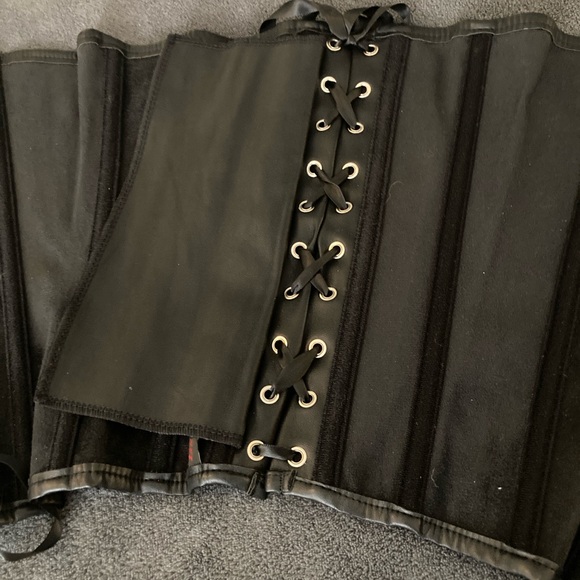 **SOLD**Women's Costume Corset & Blouse - Picture 9 of 10